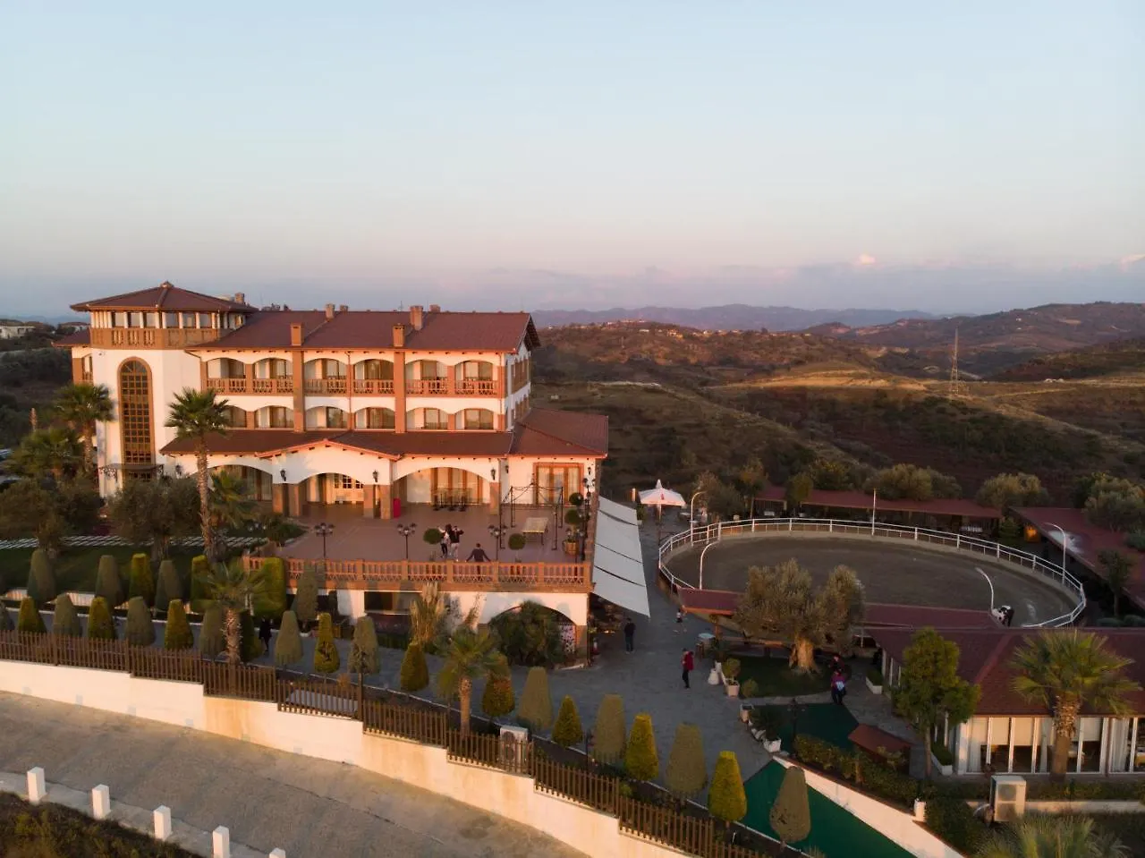 Resort Agroturizem Kodra E Kuajve Hotel Shkallnur